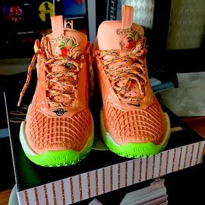 Excellent- New condition, Women Nike basketball 001 gym shoe. US 7.